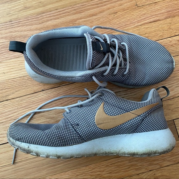 Nike tennis shoes - Picture 2 of 3